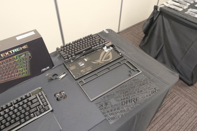 ASUS メタルなゲーミングキーボード カーボン製ボディのゲーミング