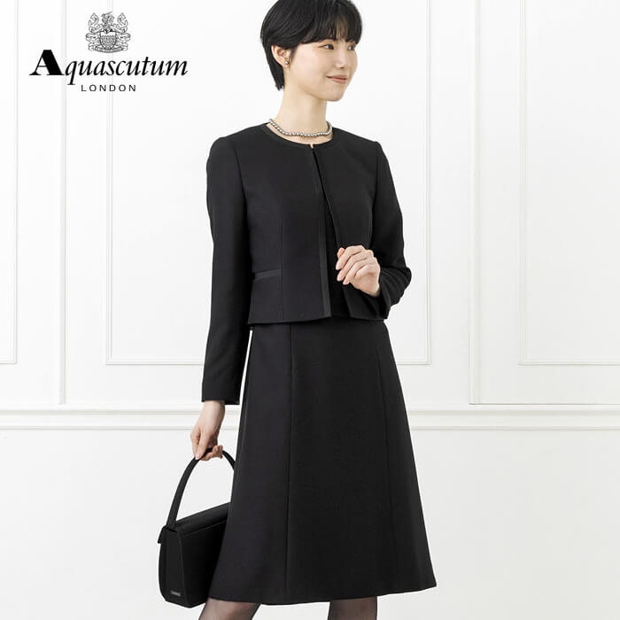 直線的なラインが美しいアンサンブル 9号・ブラック｜東京ソワール