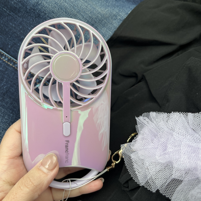 軽くて持ち運びやすい、バッグなどに取り付け可能なカラナビ付きの