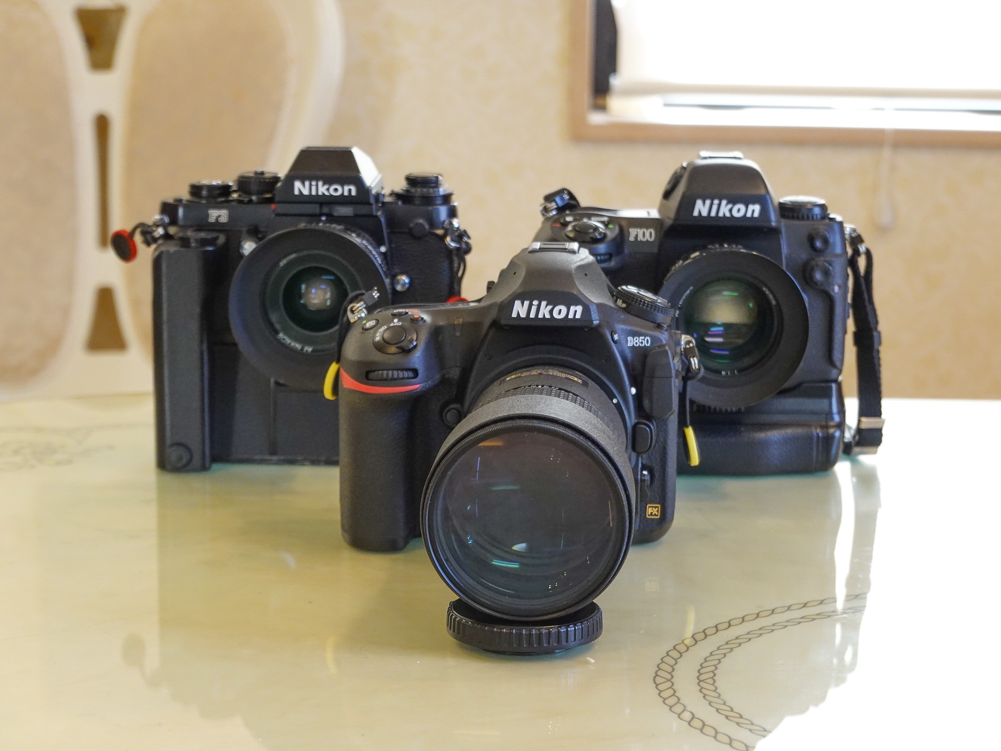 フィルム時代の銘玉「Ai AF NIKKOR 180mm F2.8 ED」は小型軽量で優れた