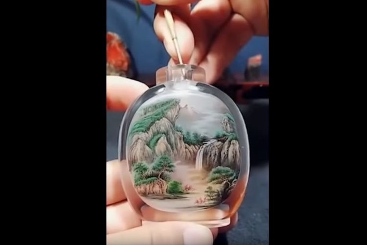 瓶の内側から描いたとは思えない… 中国の職人芸による絵の