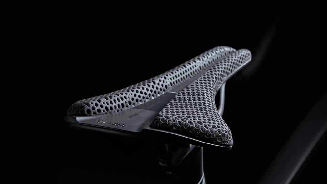 fi'zi:k】ANTARES VERSUS EVO 00 ADAPTIVEに新色ブラック登場