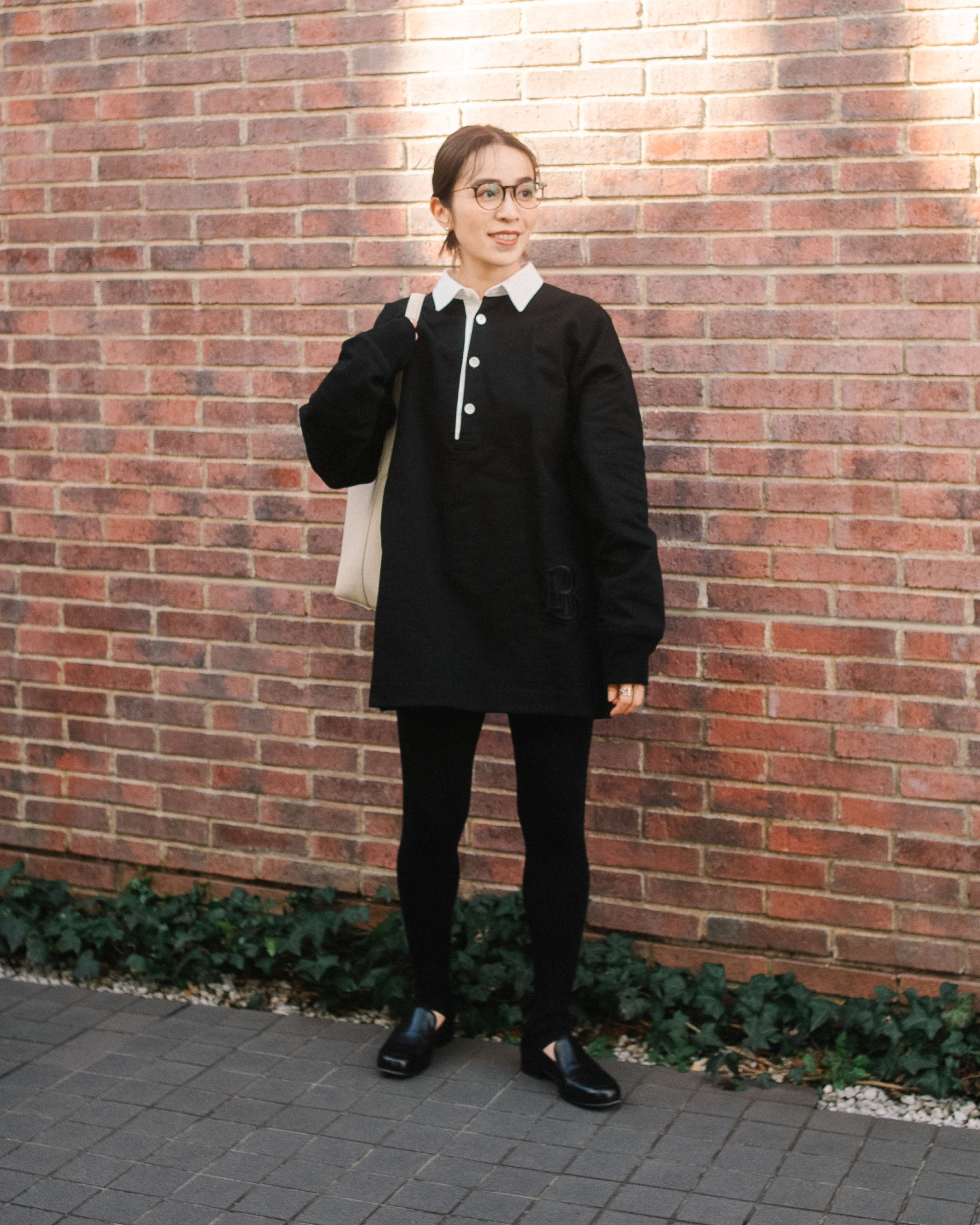 ザ ロウ》の小物が素敵！ラガーシャツをモノトーンで上品に仕上げる