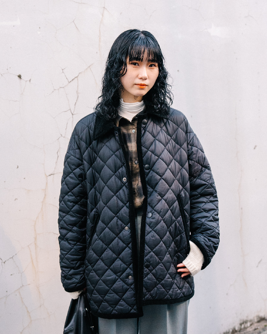 トレンドのキルティングジャケットにハイネックニットやアーム