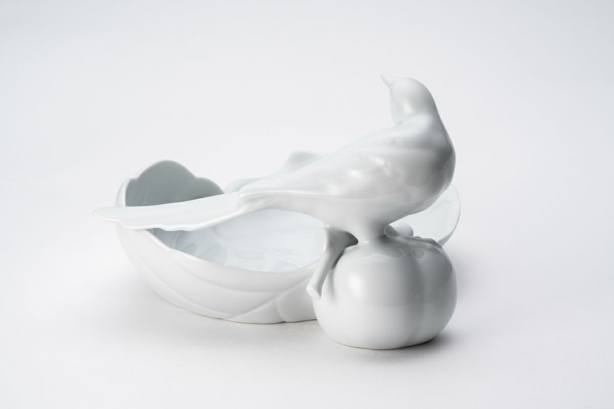 白磁勝烏 彫刻皿 | 有田焼 深川製磁｜公式オンラインストア